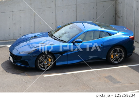 青いスポーツカー　イメージ 125259234