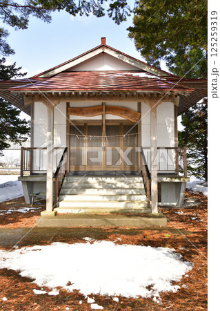 早春の北海道北斗市で櫻岱神社境内の風景を撮影 125259319