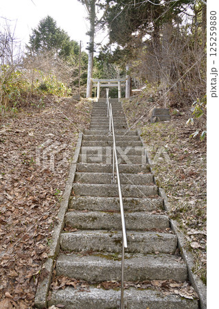 早春の北海道北斗市で富川八幡宮境内の風景を撮影 125259880