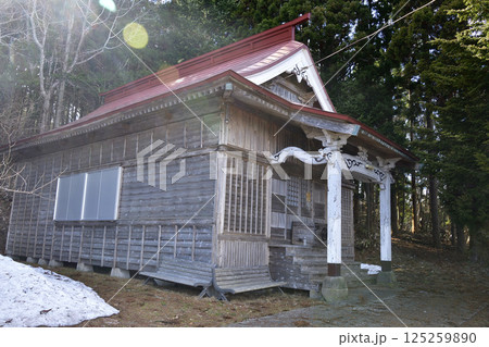 早春の北海道北斗市で富川八幡宮境内の風景を撮影 125259890