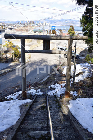 早春の北海道北斗市で富川八幡宮境内の風景を撮影 125259899