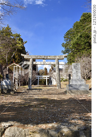 春の北海道北斗市で矢不来天満宮境内の風景を撮影 125260030