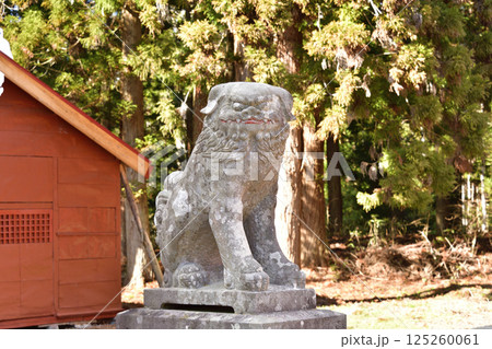 春の北海道北斗市で矢不来天満宮境内の風景を撮影 125260061