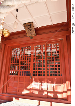 春の北海道北斗市で矢不来天満宮境内の風景を撮影 125260064