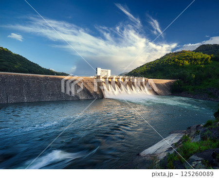 放水するダム 125260089