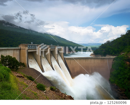 放水するダム 125260096