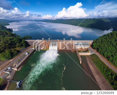 放水するダム 125260099