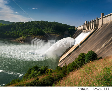 放水するダム 放水するダム 125260111
