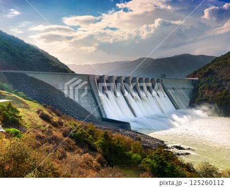 放水するダム 放水するダム 125260112