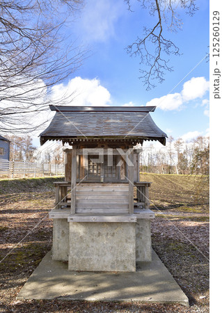 春の北海道北斗市で小高神社境内の風景を撮影 125260129