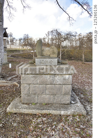 春の北海道北斗市で小高神社境内の風景を撮影 125260136