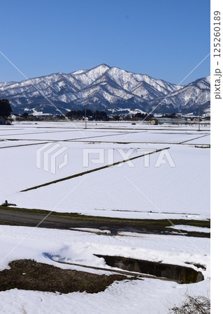 東北地方の雪景色 山形県庄内 125260189
