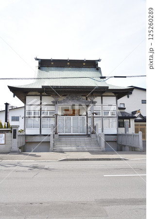 春の北海道函館市で寿量山妙見寺境内の風景を撮影 125260289