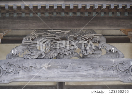 春の北海道函館市で寿量山妙見寺境内の風景を撮影 125260296