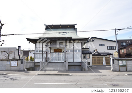 春の北海道函館市で寿量山妙見寺境内の風景を撮影 春の北海道函館市で寿量山妙見寺境内の風景を撮影 125260297