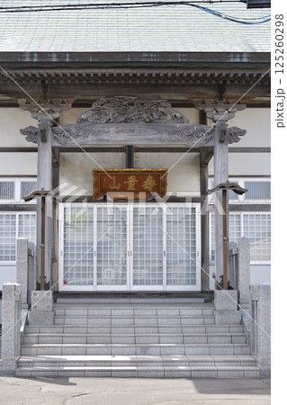 春の北海道函館市で寿量山妙見寺境内の風景を撮影 春の北海道函館市で寿量山妙見寺境内の風景を撮影 125260298