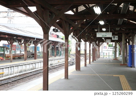 レトロな駅のホーム レトロな駅のホーム 125260299