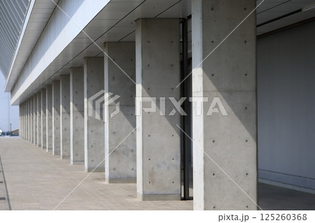 連続するコンクリート打ち放しの柱 125260368