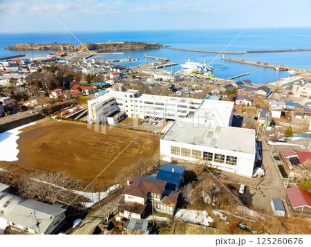 早春の北海道江差町で町立江差小学校の風景を空撮 早春の北海道江差町で町立江差小学校の風景を空撮 125260676