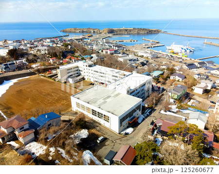 早春の北海道江差町で町立江差小学校の風景を空撮 125260677