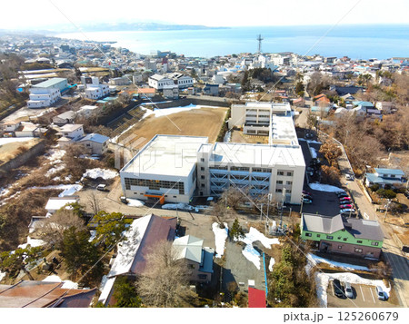 早春の北海道江差町で町立江差小学校の風景を空撮 125260679