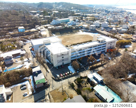 早春の北海道江差町で町立江差小学校の風景を空撮 125260681