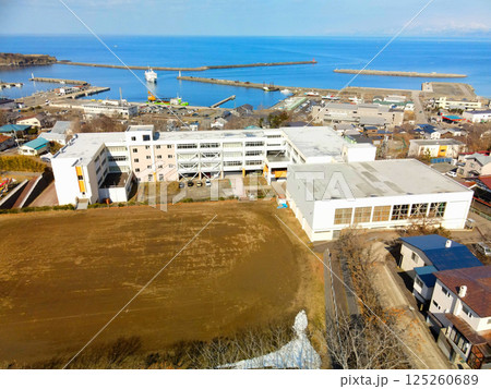 早春の北海道江差町で町立江差小学校の風景を空撮 早春の北海道江差町で町立江差小学校の風景を空撮 125260689