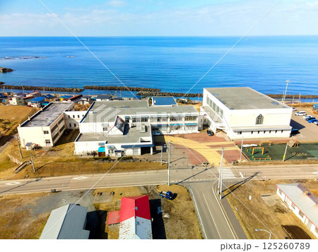 早春の北海道江差町で町立南が丘小学校の風景を空撮 早春の北海道江差町で町立南が丘小学校の風景を空撮 125260789