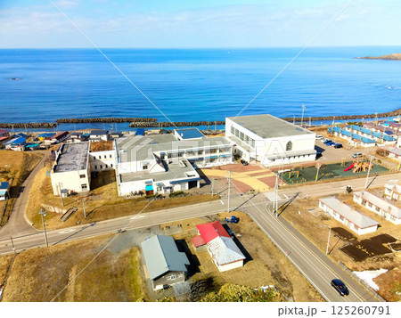 早春の北海道江差町で町立南が丘小学校の風景を空撮 125260791