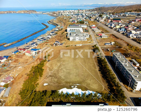 早春の北海道江差町で町立南が丘小学校の風景を空撮 125260796