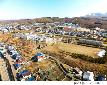 早春の北海道江差町で町立南が丘小学校の風景を空撮 早春の北海道江差町で町立南が丘小学校の風景を空撮 125260798