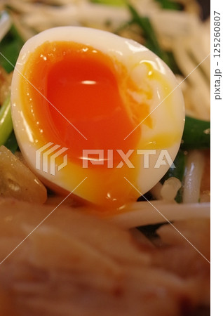 とろりとした黄身の半熟卵 とろりとした黄身の半熟卵 125260807