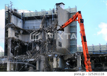 築53年の歴史を閉じ姿を消しつつある… 解体工事中の【春日部市役所庁舎】 125261116