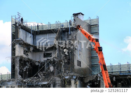 築53年の歴史を閉じ姿を消しつつある… 解体工事中の【春日部市役所庁舎】 125261117