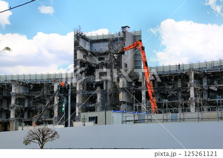 築53年の歴史を閉じ姿を消しつつある… 解体工事中の【春日部市役所庁舎】 125261121