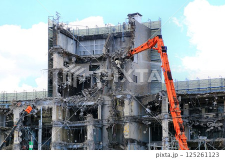 築53年の歴史を閉じ姿を消しつつある… 解体工事中の【春日部市役所庁舎】 125261123