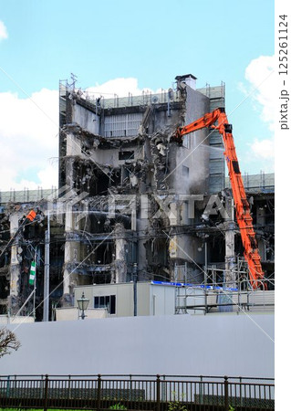 築53年の歴史を閉じ姿を消しつつある… 解体工事中の【春日部市役所庁舎】 125261124