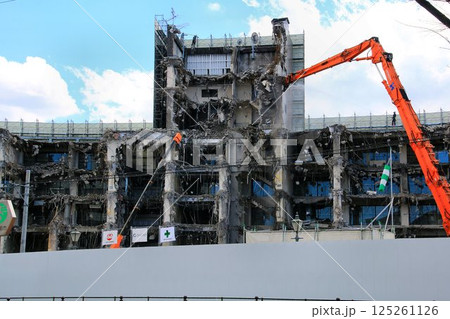 築53年の歴史を閉じ姿を消しつつある… 解体工事中の【春日部市役所庁舎】 125261126