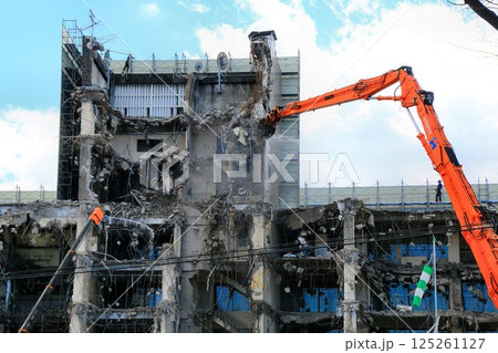 築53年の歴史を閉じ姿を消しつつある… 解体工事中の【春日部市役所庁舎】 125261127