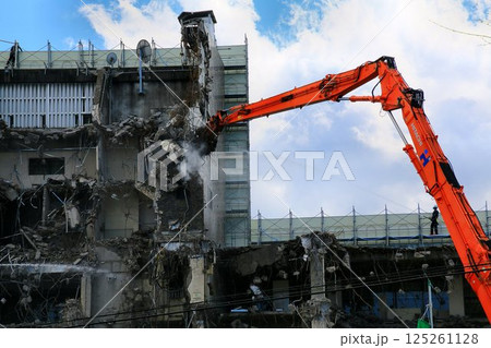 築53年の歴史を閉じ姿を消しつつある… 解体工事中の【春日部市役所庁舎】 125261128