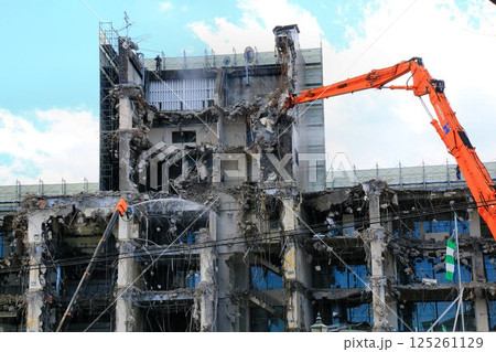 築53年の歴史を閉じ姿を消しつつある… 解体工事中の【春日部市役所庁舎】 125261129