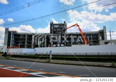 築53年の歴史を閉じ姿を消しつつある… 解体工事中の【春日部市役所庁舎】 125261130