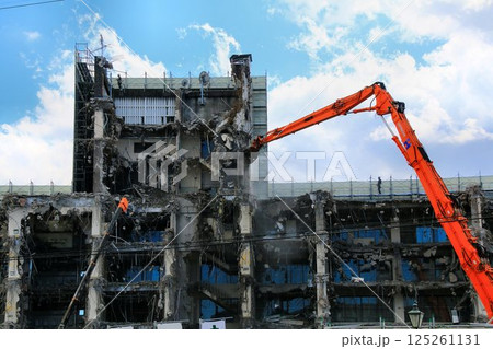 築53年の歴史を閉じ姿を消しつつある… 解体工事中の【春日部市役所庁舎】 125261131