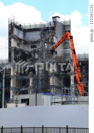 築53年の歴史を閉じ姿を消しつつある… 解体工事中の【春日部市役所庁舎】 125261133