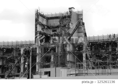 築53年の歴史を閉じ姿を消しつつある… 解体工事中の【春日部市役所庁舎】 125261136