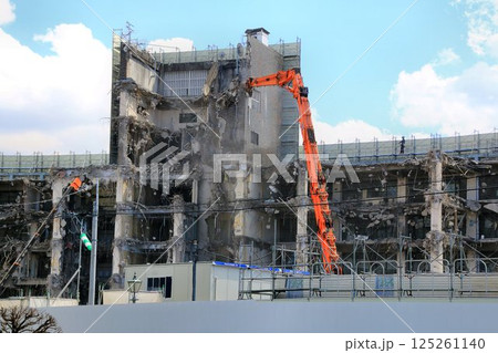 築53年の歴史を閉じ姿を消しつつある… 解体工事中の【春日部市役所庁舎】 125261140