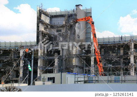 築53年の歴史を閉じ姿を消しつつある… 解体工事中の【春日部市役所庁舎】 125261141