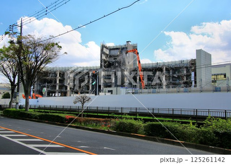 築53年の歴史を閉じ姿を消しつつある… 解体工事中の【春日部市役所庁舎】 125261142