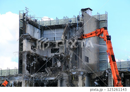 築53年の歴史を閉じ姿を消しつつある… 解体工事中の【春日部市役所庁舎】 125261143