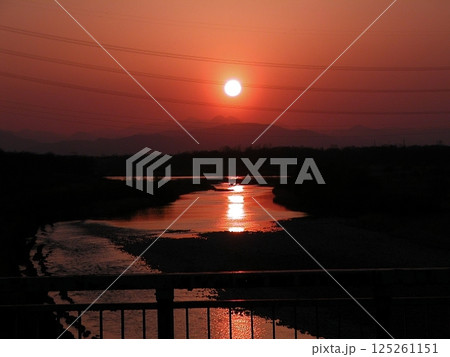 春模様の夕暮れ景観(2015.3.27) 上流の押切橋で夕焼け空 荒川には写り混む輝く夕陽 125261151